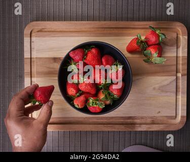Erdbeeren in einem Teller auf einem Tisch bereit, sich vorzubereiten Stockfoto