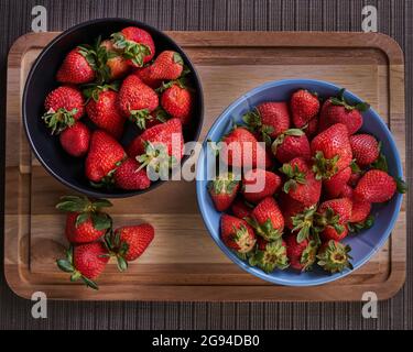 Erdbeeren in einem Teller auf einem Tisch bereit, sich vorzubereiten Stockfoto