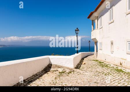 Nazare, Portugal - 28. Juni 2021: Meerblick von Sitio da Nazare Stockfoto