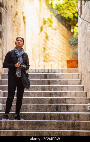 Weibliche Touristin, die im alten Schlepptau von Dubrovnik fotografiert Stockfoto