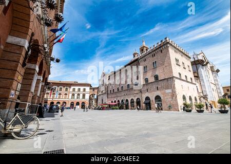 foligno,italien juli 03 2021:foligno Platz der republik und die Stadt im Stadtzentrum Stockfoto