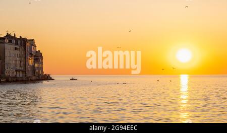 Schöner Sonnenuntergang in der Stadt Rovinj in Kroatien Stockfoto