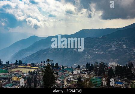 Stadturbanisierung mit Bergschichten im Hintergrund am Morgen Form oberen Winkel Bild wird bei bomdila arunachal pradesh indien aufgenommen. Stockfoto