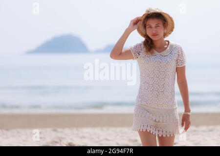 Frau am tropischen Strand zu Fuß Stockfoto