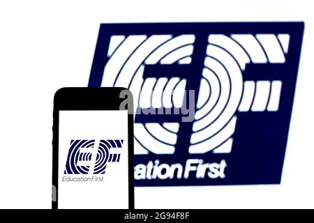 Spanien. Juli 2021. In dieser Abbildung ist ein EF Education First-Logo auf einem Smartphone mit einem EF Education First-Logo im Hintergrund zu sehen. (Foto von Thiago Prudencio/SOPA Images/Sipa USA) Quelle: SIPA USA/Alamy Live News Stockfoto