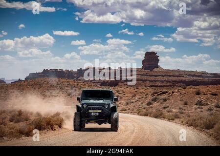 Fahrzeug mit Allradantrieb im Tal der Götter von Utah. Stockfoto