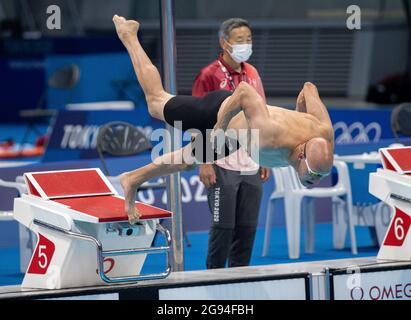 Tokio, Japan. Juli 2021. Matti Mattsson aus Finnland startet am Samstag, den 24. Juli 2021, im Tokyo Aquatics Center in Tokio in den Qualifikationsspläufen den Mens 100m Breaststroke. (Bild: © Paul Kitagaki Jr./ZUMA Press Wire) Stockfoto