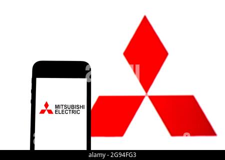 Spanien. Juli 2021. In dieser Abbildung ist ein Logo der Mitsubishi Electric Corporation auf einem Smartphone mit einem Mitsubishi-Logo im Hintergrund zu sehen. (Foto von Thiago Prudencio/SOPA Images/Sipa USA) Quelle: SIPA USA/Alamy Live News Stockfoto