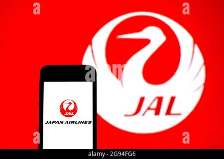 Spanien. Juli 2021. In dieser Abbildung sehen Sie ein Logo von Japan Airlines auf einem Smartphone mit einem Logo von Japan Airlines im Hintergrund. (Foto von Thiago Prudencio/SOPA Images/Sipa USA) Quelle: SIPA USA/Alamy Live News Stockfoto