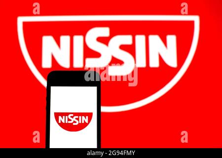 Spanien. Juli 2021. In dieser Abbildung ist ein Nissin Food Products Corporation Limited-Logo auf einem Smartphone mit einem Nissin Food Products Corporation Limited-Logo im Hintergrund zu sehen. (Bild: © Thiago Prudencio/SOPA Images via ZUMA Press Wire) Stockfoto