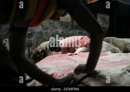 Dhaka, Bangladesch. Juli 2021. Rawhide Arbeiter, die Salz anwenden, um die rohe Rinderhaut in Posta Dhaka zu bewahren. (Foto von Md. Mir Hossen Roney/Pacific Press) Quelle: Pacific Press Media Production Corp./Alamy Live News Stockfoto