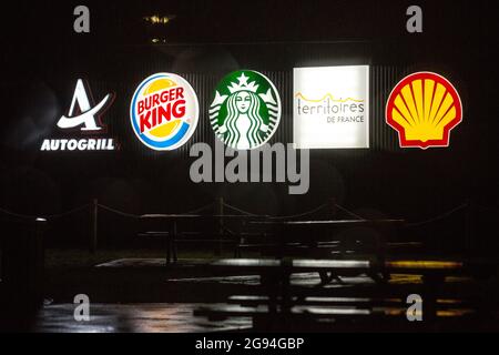 Autogrill, Burger King, Starbucks, Territoires de France und Shell-Logos in Fresnay-l'Évêque. Stockfoto