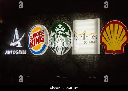 Autogrill, Burger King, Starbucks, Territoires de France und Shell-Logos in Fresnay-l'Évêque. Stockfoto