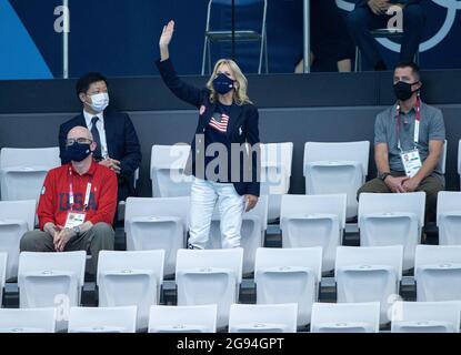 Tokio, Japan. Juli 2021. First Lady Jill Biden winkt den Athleten während des Schwimm-Qualifying-Events während der Olympischen Spiele in Tokio am Samstag, den 24. Juli 2021, im Tokyo Aquatics Center zu. (Bild: © Paul Kitagaki Jr./ZUMA Press Wire) Stockfoto