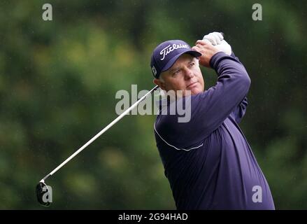 Stephen Dodd von Wales schlägt am dritten Tag der Senior Open am Sunningdale Old Course, in der Grafschaft von Békshire, den 6. Platz ab. Bilddatum: Samstag, 24. Juli 2021. Stockfoto