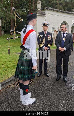 Kapitän Renaud Flamant, belgischer Verteidigungsattaché der belgischen Botschaft in London & Cllr Liam Lyons Woking Mayor sprechen mit dem Piper of the Gordon’s School Pipes and Drums, der während des 80. Jubiläumsdienstes der Brookwood Last Post Association die Piper's Lament spielte Stockfoto