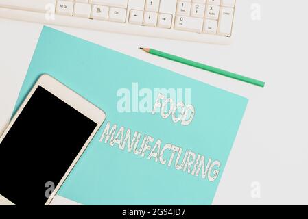 Textschild mit der Anzeige „Lebensmittelherstellung“. Internet-Konzept Umwandlung von landwirtschaftlichen Produkten in Lebensmittel Darstellung von verschiedenen Farben Sticker Notes Stockfoto