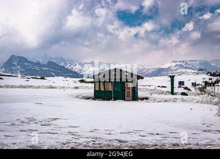 Bumla Pass india china Internationale Grenze mit Schnee bedeckt am Tag Bild wird am Bumla Pass arunachal pradesh india aufgenommen. Stockfoto