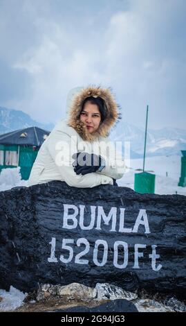 Junges Mädchen isoliert am Bumla-Pass indien china Grenze Meilenstein Board Bild wird am Bumla-Pass arunachal pradesh indien aufgenommen. Stockfoto