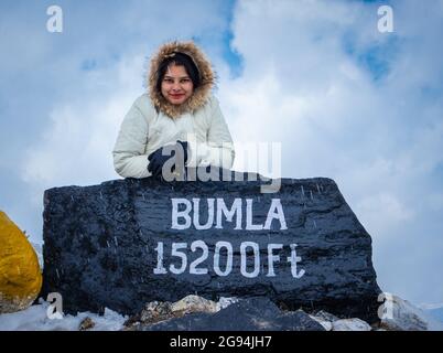 Junges Mädchen isoliert am Bumla-Pass indien china Grenze Meilenstein Board Bild wird am Bumla-Pass arunachal pradesh indien aufgenommen. Stockfoto