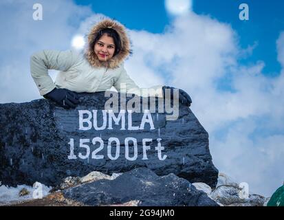 Junges Mädchen isoliert am Bumla-Pass indien china Grenze Meilenstein Board Bild wird am Bumla-Pass arunachal pradesh indien aufgenommen. Stockfoto