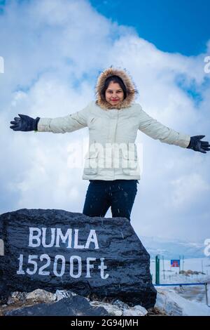 Junges Mädchen isoliert am Bumla-Pass indien china Grenze Meilenstein Board Bild wird am Bumla-Pass arunachal pradesh indien aufgenommen. Stockfoto