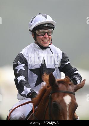 Die Gewinner des „The Princess Margaret Keeneland Stakes“ Zain Claudette, der vom Jockey Ray Dawson während des QIPCO King George Diamond Weekend auf der Ascot Racecourse gefahren wurde. Bilddatum: Samstag, 24. Juli 2021. Siehe PA Story RACING Ascot. Bildnachweis sollte lauten: Nigel French/PA Wire. EINSCHRÄNKUNGEN: Die Nutzung unterliegt Einschränkungen. Nur redaktionelle Verwendung, keine kommerzielle Nutzung ohne vorherige Zustimmung des Rechteinhabers. Stockfoto