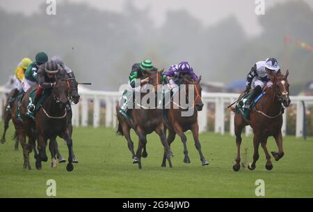 Zain Claudette (rechts) wird von Jockey Ray Dawson auf dem Weg zum Sieg der Prinzessin Margaret Keeneland auf dem QIPCO King George Diamond Weekend auf der Ascot Racecourse gefahren. Bilddatum: Samstag, 24. Juli 2021. Siehe PA Story RACING Ascot. Bildnachweis sollte lauten: Nigel French/PA Wire. EINSCHRÄNKUNGEN: Die Nutzung unterliegt Einschränkungen. Nur redaktionelle Verwendung, keine kommerzielle Nutzung ohne vorherige Zustimmung des Rechteinhabers. Stockfoto