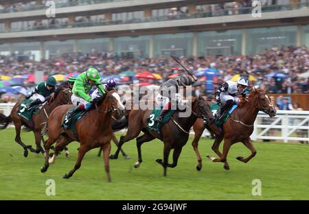 Zain Claudette (rechts) wird von Jockey Ray Dawson auf dem Weg zum Sieg der Prinzessin Margaret Keeneland auf dem QIPCO King George Diamond Weekend auf der Ascot Racecourse gefahren. Bilddatum: Samstag, 24. Juli 2021. Siehe PA Story RACING Ascot. Bildnachweis sollte lauten: Nigel French/PA Wire. EINSCHRÄNKUNGEN: Die Nutzung unterliegt Einschränkungen. Nur redaktionelle Verwendung, keine kommerzielle Nutzung ohne vorherige Zustimmung des Rechteinhabers. Stockfoto