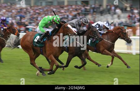 Zain Claudette (rechts) wird von Jockey Ray Dawson auf dem Weg zum Sieg der Prinzessin Margaret Keeneland auf dem QIPCO King George Diamond Weekend auf der Ascot Racecourse gefahren. Bilddatum: Samstag, 24. Juli 2021. Siehe PA Story RACING Ascot. Bildnachweis sollte lauten: Nigel French/PA Wire. EINSCHRÄNKUNGEN: Die Nutzung unterliegt Einschränkungen. Nur redaktionelle Verwendung, keine kommerzielle Nutzung ohne vorherige Zustimmung des Rechteinhabers. Stockfoto