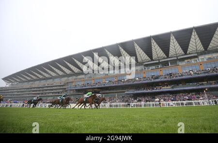 Zain Claudette (rechts) wird von Jockey Ray Dawson auf dem Weg zum Sieg der Prinzessin Margaret Keeneland auf dem QIPCO King George Diamond Weekend auf der Ascot Racecourse gefahren. Bilddatum: Samstag, 24. Juli 2021. Siehe PA Story RACING Ascot. Bildnachweis sollte lauten: Nigel French/PA Wire. EINSCHRÄNKUNGEN: Die Nutzung unterliegt Einschränkungen. Nur redaktionelle Verwendung, keine kommerzielle Nutzung ohne vorherige Zustimmung des Rechteinhabers. Stockfoto