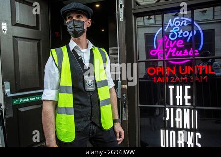 Michael Sicherheitsbeamter bei „The Piano Works“, einem Non-Stop-Veranstaltungsort für Live-Musik im Londoner West End, Großbritannien Stockfoto