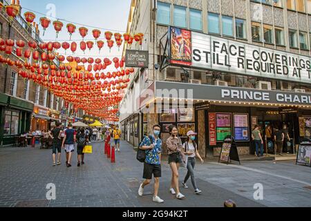 Das Festzelt mit „Gesichtsbedeckungen sind immer noch erforderlich“ im Prince Charles Cinema im Londoner West End, London, Großbritannien Stockfoto