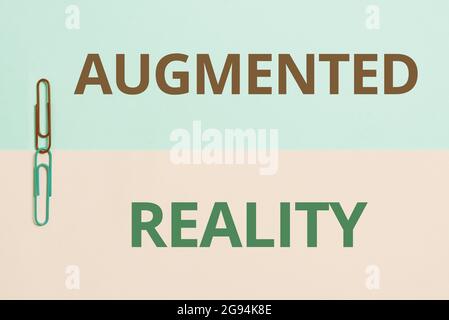 Schild mit Augmented Reality. Geschäftsübersicht Interaktives Erlebnis einer realen Umgebung zwei Objekte, die nach innen nach außen auf einem angeordnet sind Stockfoto