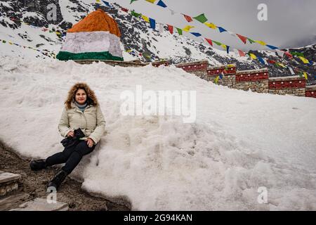 Mädchen am Kriegsdenkmal in Erinnerung an tapfer kämpfte Märtyrer Soldaten indiens Bild wird an jaswant singh Kriegsdenkmal Bumla Pass arunachal prade genommen Stockfoto