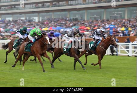 Zain Claudette (rechts) wird von Jockey Ray Dawson auf dem Weg zum Sieg der Prinzessin Margaret Keeneland auf dem QIPCO King George Diamond Weekend auf der Ascot Racecourse gefahren. Bilddatum: Samstag, 24. Juli 2021. Siehe PA Story RACING Ascot. Bildnachweis sollte lauten: Nigel French/PA Wire. EINSCHRÄNKUNGEN: Die Nutzung unterliegt Einschränkungen. Nur redaktionelle Verwendung, keine kommerzielle Nutzung ohne vorherige Zustimmung des Rechteinhabers. Stockfoto