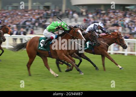 Zain Claudette (rechts) wird von Jockey Ray Dawson auf dem Weg zum Sieg der Prinzessin Margaret Keeneland auf dem QIPCO King George Diamond Weekend auf der Ascot Racecourse gefahren. Bilddatum: Samstag, 24. Juli 2021. Siehe PA Story RACING Ascot. Bildnachweis sollte lauten: Nigel French/PA Wire. EINSCHRÄNKUNGEN: Die Nutzung unterliegt Einschränkungen. Nur redaktionelle Verwendung, keine kommerzielle Nutzung ohne vorherige Zustimmung des Rechteinhabers. Stockfoto