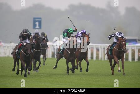 Zain Claudette (rechts) wird von Jockey Ray Dawson auf dem Weg zum Sieg der Prinzessin Margaret Keeneland auf dem QIPCO King George Diamond Weekend auf der Ascot Racecourse gefahren. Bilddatum: Samstag, 24. Juli 2021. Siehe PA Story RACING Ascot. Bildnachweis sollte lauten: Nigel French/PA Wire. EINSCHRÄNKUNGEN: Die Nutzung unterliegt Einschränkungen. Nur redaktionelle Verwendung, keine kommerzielle Nutzung ohne vorherige Zustimmung des Rechteinhabers. Stockfoto