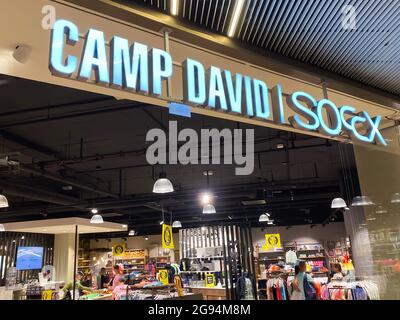 Monchengeldbach, Deutschland - Juli 24. 2021: Blick auf den Ladeneingang mit Logo-Schriftzug von Camp david soccx im deutschen Einkaufszentrum Stockfoto