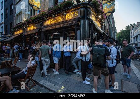 Menschen, die vor dem Dog and Duck Pub in der Frith Street in Soho, London, Großbritannien, trinken. Stockfoto