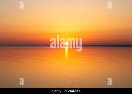 Der Sonnenuntergang über dem Meer, auf der Gower Peninsula in Wales Stockfoto