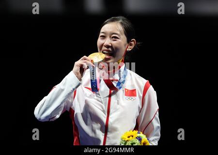 Tokio, Japan. Juli 2021. (210724) -- TOKIO, 24. Juli 2021 (Xinhua) -- Sun Yiwen aus China reagiert auf das Podium während der Siegerehrung für Frauen-Epie-Einzelperson bei den Olympischen Spielen 2020 in Tokio, 24. Juli 2021. (Xinhua/Li Ming) Quelle: Xinhua/Alamy Live News Stockfoto