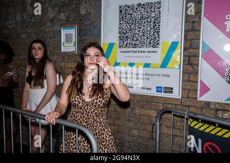 Bei der Wiedereröffnung in London, Großbritannien, stehen weibliche Clubber im Nightclub Lightbox Schlange. Stockfoto