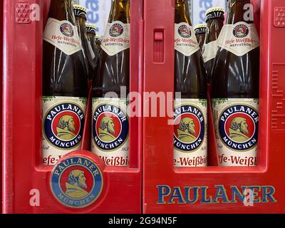 Viersen, Deutschland - 1. Juli. 2021: Nahaufnahme der roten Bierkiste mit Logo-Schriftzug der bayerischen paulaner Brauerei im deutschen Supermarkt Stockfoto