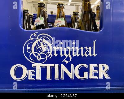 Viersen, Deutschland - 1. Juli. 2021: Nahaufnahme der blauen Bierkiste mit Logo-Schriftzug der Original oettinger Brauerei im deutschen Supermarkt Stockfoto