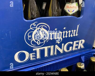 Viersen, Deutschland - 1. Juli. 2021: Nahaufnahme der blauen Bierkiste mit Logo-Schriftzug der Original oettinger Brauerei im deutschen Supermarkt Stockfoto