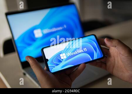 23. Juni 2021. Barnaul, Russland. Das Windows 11-Logo wird auf einem Smartphone angezeigt. Es handelt sich um eine Hauptversion des Betriebssystems Windows NT Stockfoto