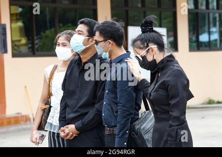 Nonthaburi, Thailand. Juli 2021. Der Freund der Krankenschwester (2L), der an COVID-19-Schreien während einer Trauerfeier im Wat Bang Muang in der Provinz Nonthaburi, am Stadtrand von Bangkok, starb.Thailand hat bisher 481,967 Coronavirus-Fälle mit 327,789 Genesten und 3,930 Todesfällen bestätigt. (Foto von Chaiwat Subprasom/SOPA Images/Sipa USA) Quelle: SIPA USA/Alamy Live News Stockfoto