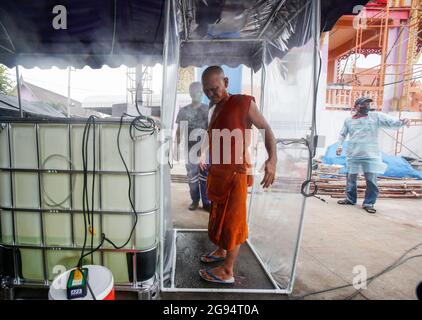 Nonthaburi, Thailand. Juli 2021. Ein buddhistischer Mönch geht während einer Trauerfeier im Wat Bang Muang in der Provinz Nonthaburi am Stadtrand von Bangkok durch einen Desinfektionsstand in einem Krematorium. Thailand hat bisher 481,967 Coronavirus-Fälle mit 327,789 Genesten und 3,930 Todesfällen bestätigt. (Foto von Chaiwat Subprasom/SOPA Images/Sipa USA) Quelle: SIPA USA/Alamy Live News Stockfoto