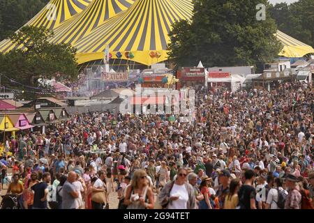 Festivalbesucher beim Latitude Festival in Henham Park, Southwold, Suffolk. Bilddatum: Samstag, 24. Juli 2021. Stockfoto